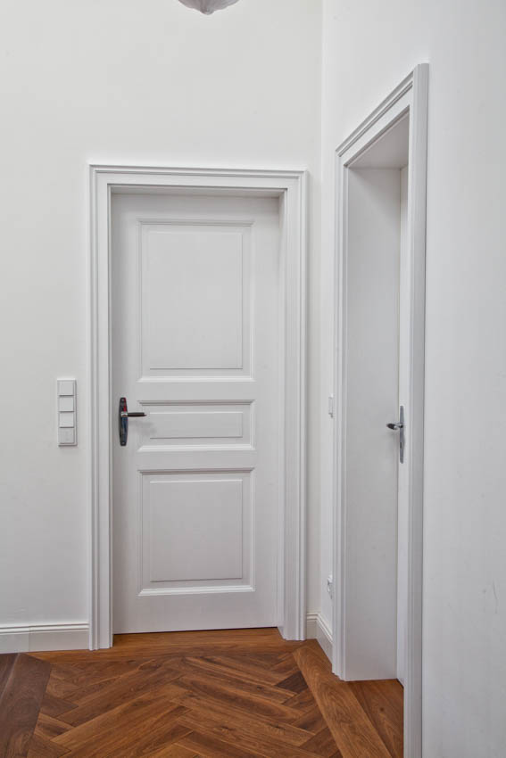 edler Holzboden mit zeitlosem Design der Türen, Modell 549